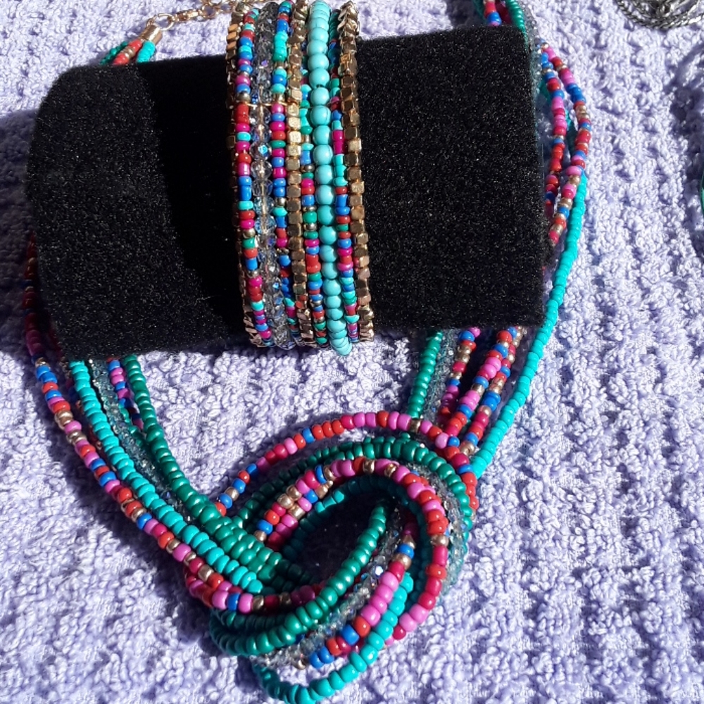 Necklace and bracelet set